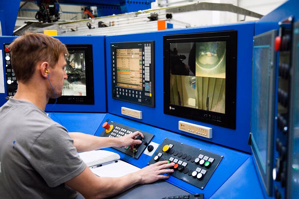 Có một điều khá thú vị là dù mang trên mình các công nghệ hàng không tiên tiến thế nhưng quá trình lắp ráp Su-35 ở nhà máy Komsomolsk-na-Amure vẫn diễn ra khá thủ công và chỉ có một vài công đoạn được tự động hóa. Đây cũng chính là điều tạo nên danh tiếng cho các chiến đấu cơ Nga. Nguồn ảnh: Zvezda.