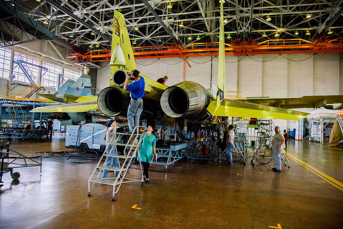 Một điểm nhấn khác trên Su-35 là việc nó được chế tạo bằng các loại vật liệu đặc biệt có độ bền tương đương và hơn nhưng lại có trọng lượng nhẹ hơn so các loại vật liệu được Nga sử dụng để sản xuất Su-27 và Su-30 trước đây. Điều này cho phép Su-35 có khả năng mang vác tốt hơn. Nguồn ảnh: Zvezda.