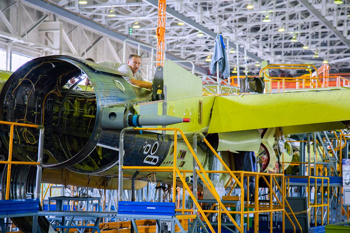 Tại Komsomolsk-na-Amure, người ta không chỉ sản xuất Su-35 mà còn nhiều dòng chiến đấu cơ tiên tiến khác như Sukhoi Su-30SM, Sukhoi Su-57 – chiến đấu cơ thế hệ 5 đầu tiên của Nga. Nguồn ảnh: Zvezda.