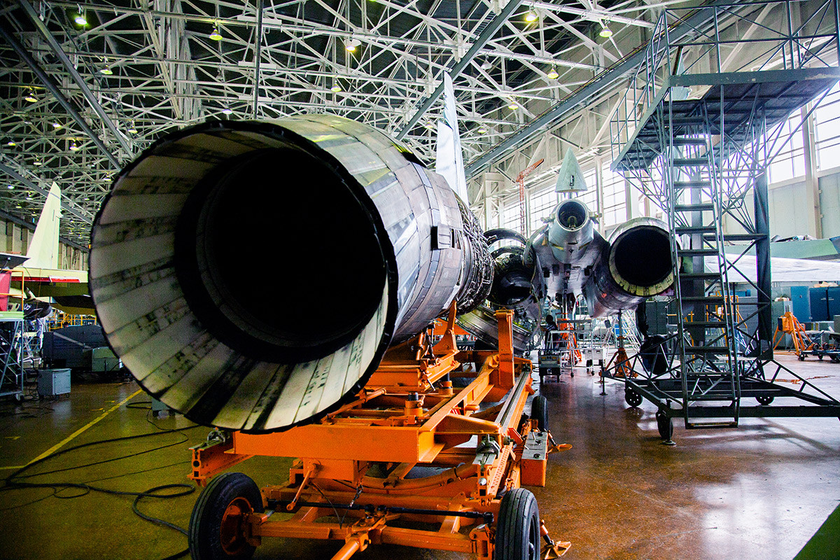 Động cơ AL-41F-1S của Su-35 sử dụng công nghệ tua bin áp suất thấp và tua bin áp suất cao tiên tiến, giúp lực đẩy tổng thể của động cơ này tăng vọt lên 16%. Tuổi thọ của AL-41F-1S cũng tăng lên 4000 giờ - gấp đôi so với các loại động cơ kiểu cũ và khoảng cánh giữa hai lần đại tu cũng tăng lên 1000 giờ giúp giảm tải rất lớn cho quá trình hậu cần. Nguồn ảnh: Zvezda.