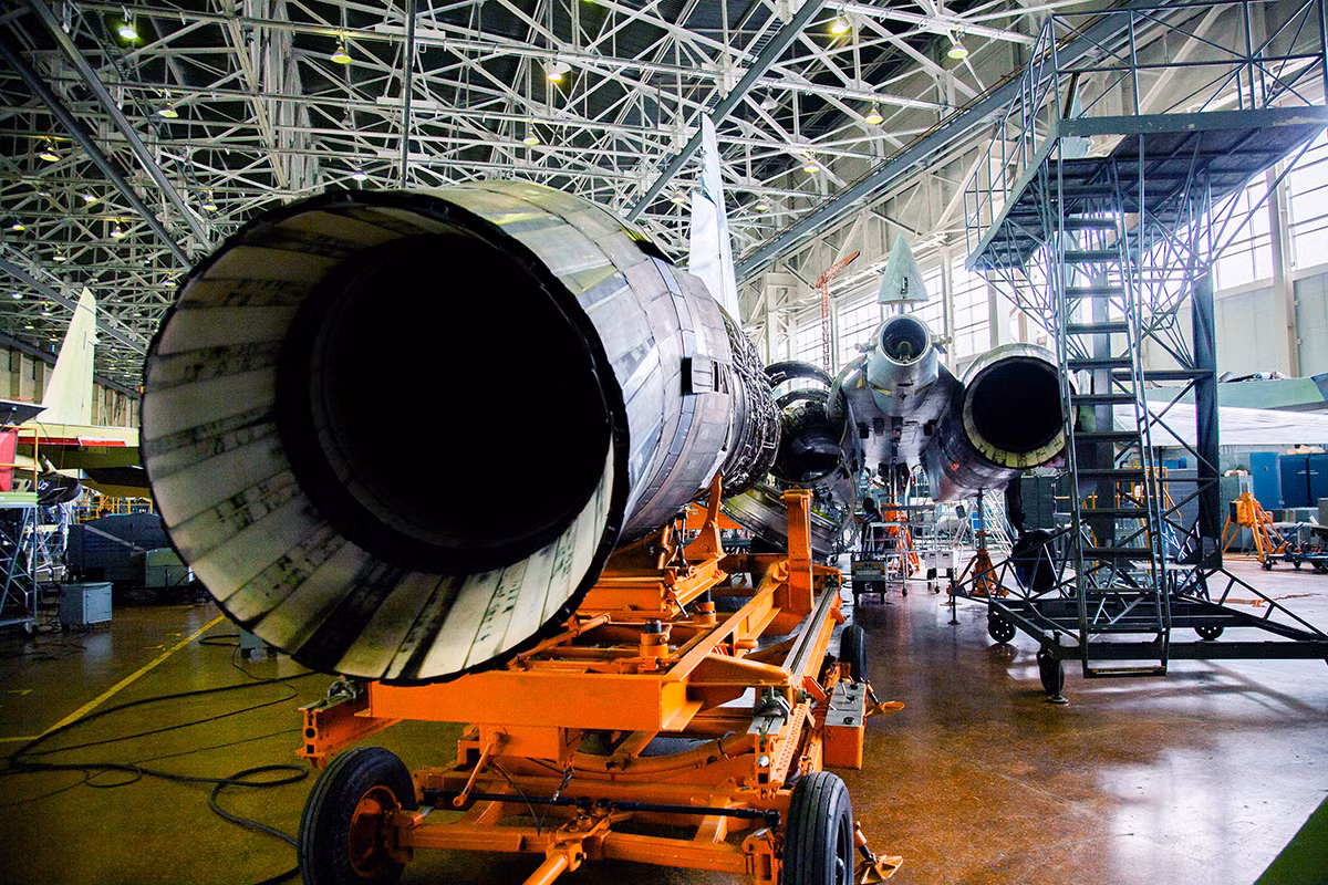 Động cơ AL-41F-1S của Su-35 sử dụng công nghệ tua bin áp suất thấp và tua bin áp suất cao tiên tiến, giúp lực đẩy tổng thể của động cơ này tăng vọt lên 16%. Tuổi thọ của AL-41F-1S cũng tăng lên 4000 giờ - gấp đôi so với các loại động cơ kiểu cũ và khoảng cánh giữa hai lần đại tu cũng tăng lên 1000 giờ giúp giảm tải rất lớn cho quá trình hậu cần. Nguồn ảnh: Zvezda.