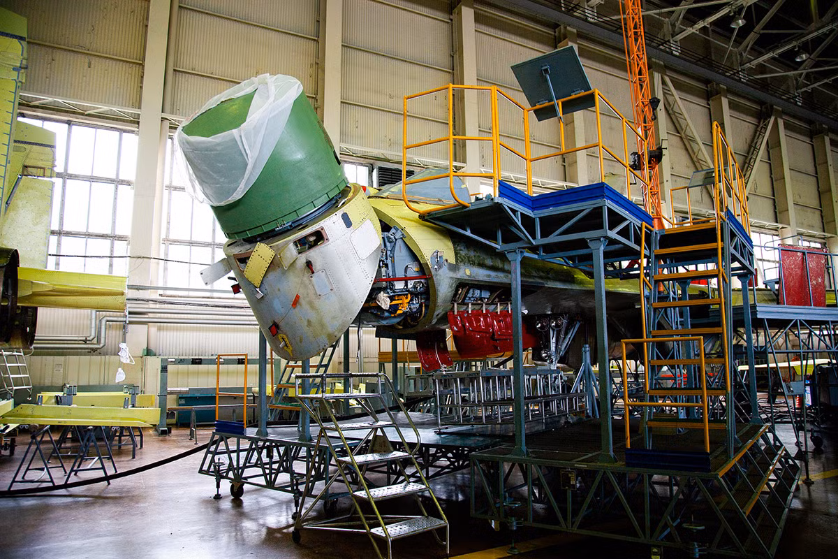 Bên cạnh đó Su-35 còn được trang bị hệ thống tìm kiếm và theo dõi hồng ngoại OLS-35 và hệ thống biện pháp đối phó điện tử L175M Khibiny-M. Trong buồng lái của Su-35 không còn các thiết bị analog. Buồng lái của Su-35 tương tự như buồng lái của máy bay chiến đấu thế hệ thứ 5. Nguồn ảnh: Zvezda.