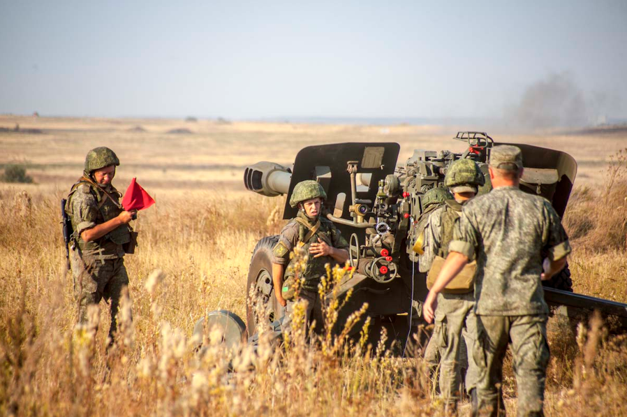 Pháo kéo 152mm 2A65 Msta-B được Quân đội Liên Xô đưa vào trang bị từ năm 1987. Mặc dù thời điểm đó Quân đội Liên Xô đã sở hữu khá nhiều các dòng pháo phản lực phóng loạt có hỏa lực áp đảo các loại pháo kéo thông thường nhưng 2A65 "Msta-B" vẫn được trọng dụng vì khả năng vượt trội của nó. Nguồn ảnh: Bộ Quốc phòng Nga.