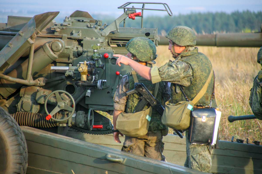 Cũng theo thông báo này, các đợt diễn tập bắn đạn thật của pháo binh Nga sẽ diễn ở Pogonovo thuộc vùng Voronezh, miền nam nước Nga. Trong đợt diễn tập này, lính pháo binh Nga cũng sẽ được huấn luyện sử dụng các tổ hợp trinh sát pháo binh Zoopark, bản đồ kỹ thuật số Sagittarius và các máy bay trinh sát không người lái Granat và Orlan. Nguồn ảnh: Bộ Quốc phòng Nga.