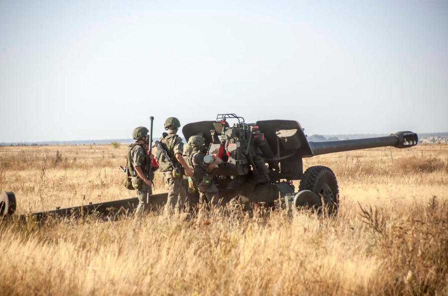 Trong đợt huấn luyện tại Pogonovo, các pháo thủ Nga sẽ được huấn luyện cách làm chủ các cỗ pháo kéo 152mm 2A65 Msta-B một cách thành thục nhất, kể cả trong điều kiện không có sự hỗ trợ của các thiết bị trinh sát điện tử. Trong suốt đợt diễn tập họ phải thực hiện ít nhất 1.000 nhiệm vụ các loại. Nguồn ảnh: Bộ Quốc phòng Nga.