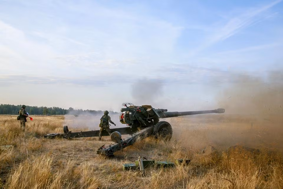 Ngoài biến thể pháo kéo, pháo chính 152mm của 2A65 Msta-B cũng được Quân đội Liên Xô sử dụng để phát triển mẫu pháo tự hành 2S19 Msta-S 152mm. Dòng pháo tự hành này được đưa vào trang bị chỉ sau hai năm sau khi 2A65 Msta-B được đưa vào hoạt động chính thức. Nguồn ảnh: Bộ Quốc phòng Nga.