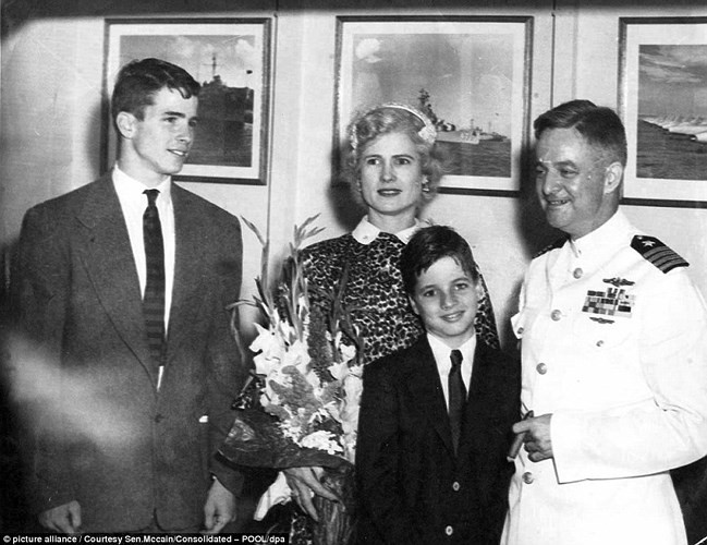 Năm 1951, John McCain (trái) mới 15 tuổi nhưng đã là một thanh niên cao lớn hơn cả bố. Ông cũng kế tục binh nghiệp của gia đình khi theo học Học viện Hải quân Mỹ và tốt nghiệp năm 1958.