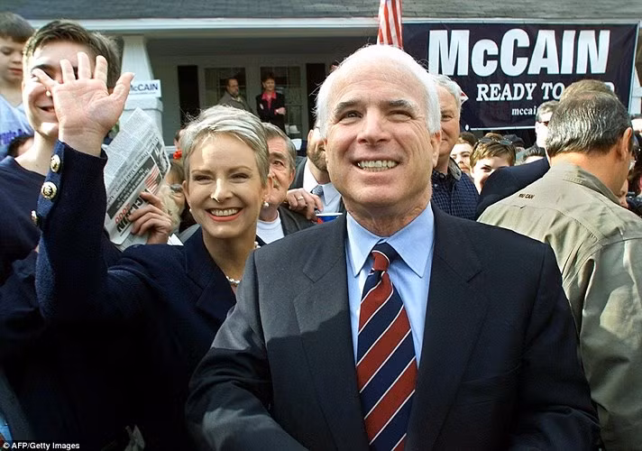 Năm 2000, McCain và vợ vận động tranh cử vị trí ứng viên Tổng thống đại diện cho đảng Cộng hòa nhưng thất bại trước ông George W. Bush.