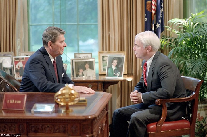 Sau khi về nước, McCain bắt đầu sự nghiệp chính trị. Trong ảnh, ông McCain gặp Tổng thống Ronald Reagan tại Nhà Trắng ngày 31/7/1986, năm ông được bầu làm Thượng nghị sỹ.