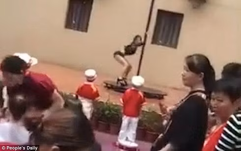 Choang voi man mua cot trong le khai giang truong mau giao Trung Quoc