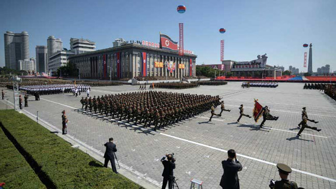 Tong thong Trump cam on ong Kim Jong-un vi duyet binh khong ten lua