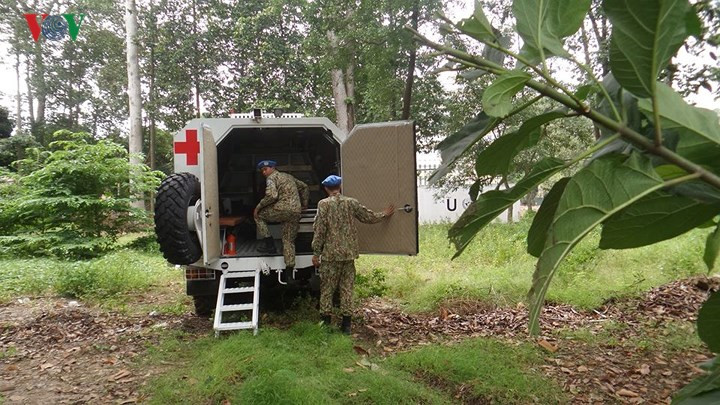 Một buổi diễn tập thực địa cấp cứu trên xe cấp cứu bọc thép của Liên Hợp Quốc.