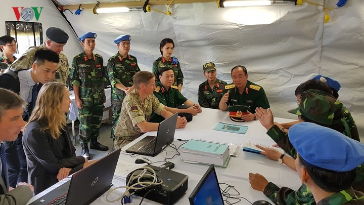 Thượng tướng Phạm Ngọc Minh, Phó Tổng Tham mưu trưởng Quân đội nhân dân Việt Nam, Phó Ban chỉ đạo Bộ Quốc phòng về hoạt động Gìn giữ hòa bình LHQ cùng với các chuyên gia nước ngoài tại một buổi đánh giá công tác huấn luyện.