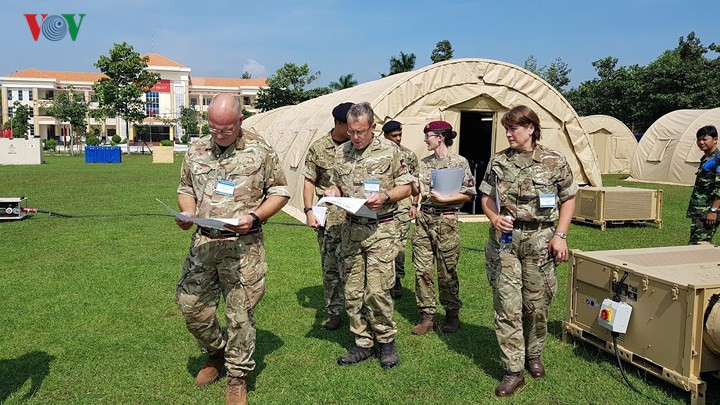 Từ những hoạt động điều động cán bộ, sỹ quan đơn lẻ khi tham gia nhiệm vụ gìn giữ hòa bình thời gian qua, việc triển khai bệnh viện dã chiến quy mô và chuyên nghiệp tham gia nhiệm vụ quốc tế đã góp phần khẳng định vai trò, uy tín của Việt Nam trong các hoạt động của Liên Hợp Quốc. Trong ảnh: Các chuyên gia Liên Hợp Quốc triển khai nhiều đợt huấn luyện giúp BVDC 2.1 Việt Nam nâng cao kỹ năng, kinh nghiệm thực tế trước khi đến Nam Sudan.