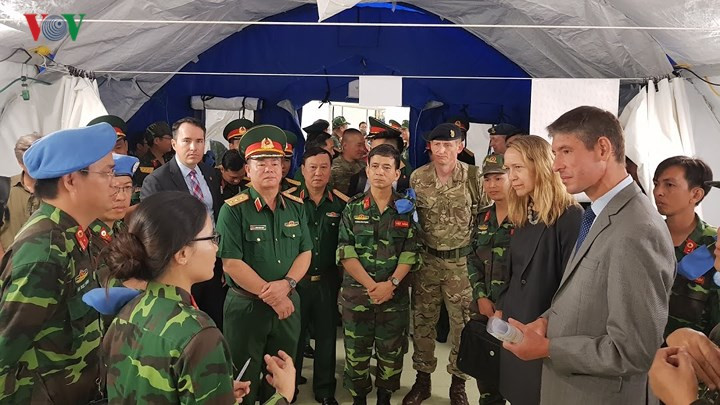 Ông Giles Lever, Đại sứ Vương quốc Anh và Bắc Ireland tại Việt Nam và bà Mary Tarnowka – Tổng lãnh sự Hoa Kỳ tại TP Hồ Chí Minh (bìa phải) đến thăm bệnh viện dã chiến của Việt Nam ngày 19/9/2017.