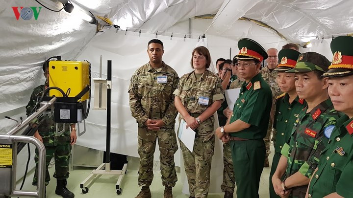 Các chuyên gia quân y của Anh, Mỹ hướng dẫn triển khai gói thiết bị cho Bệnh viện dã chiến Việt Nam.
