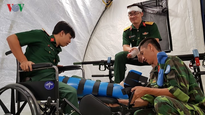 Các bác sỹ Việt Nam thuần thục, chuyên nghiệp từng thao tác cấp cứu cho binh sỹ bị thương do trúng bom mìn.