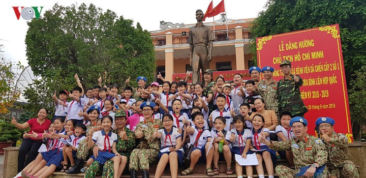 Thiếu tướng Nguyễn Hồng Sơn, Giám đốc BV Quân y 175 và các cán bộ, bác sỹ Bệnh viện dã chiến đến dâng hương hoa Chủ tịch Hồ Chí Minh và chụp hình lưu niệm tại Bến Nhà Rồng trước ngày Bệnh viện dã chiến sang Bentiu, Nam Sudan.