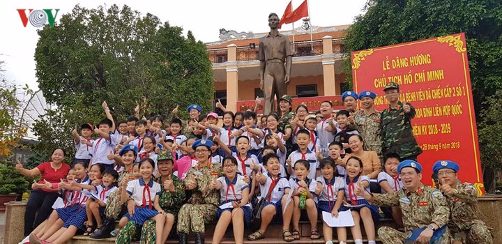 Thiếu tướng Nguyễn Hồng Sơn, Giám đốc BV Quân y 175 và các cán bộ, bác sỹ Bệnh viện dã chiến đến dâng hương hoa Chủ tịch Hồ Chí Minh và chụp hình lưu niệm tại Bến Nhà Rồng trước ngày Bệnh viện dã chiến sang Bentiu, Nam Sudan.