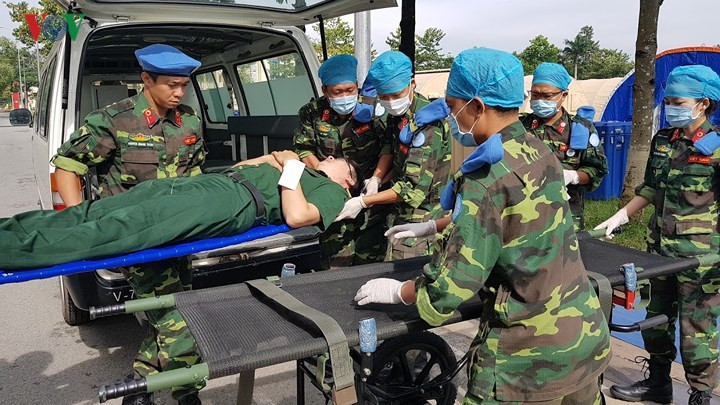 Diễn tập cấp cứu binh sỹ bị thương từ tuyến 1 chuyển về Bệnh viện dã chiến 2.1 Việt Nam.