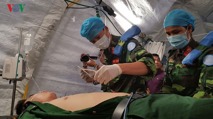 Bác sỹ Bệnh viện dã chiến 2.1 huấn luyện cứu khẩn cấp với gói thiết bị y tế và nhà lều bạt dã chiến được viện trợ.