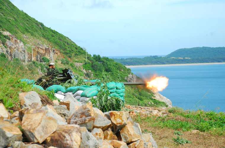 Tuy sức mạnh hiện nay của D-44 85mm khó có thể xuyên phá tăng hiện đại, nhưng sức mạnh của nó vẫn có thể hủy diệt các loại xe tăng hạng nhẹ, các phương tiện đổ bộ đường biển và thậm chí là cả tàu đổ bộ nhỏ, cao tốc. Chính vì thế, không lạ khi nó được trang bị cho các đơn vị phòng thủ bờ biển, đảo. Tốc độ bắn rất nhanh của D-44 85mm cũng là một ưu thế để chế áp đối phương. Nguồn ảnh: Quân khu 7.