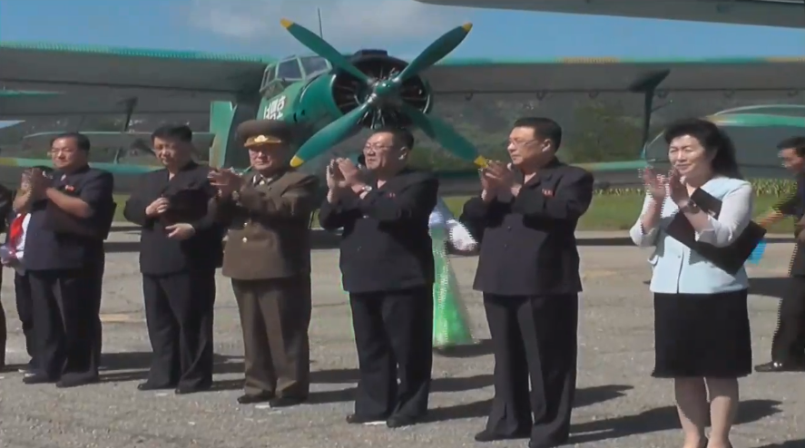 Tham dự buổi lễ trao tặng trên còn có sự tham dự của ông Choe Hwi - Phó Chủ tịch Đảng Lao động Triều Tiên cùng nhiều cán bộ cấp cao của Triều Tiên cũng như đại diện lực lượng không quân Triều Tiên. Nguồn ảnh: KCTV.