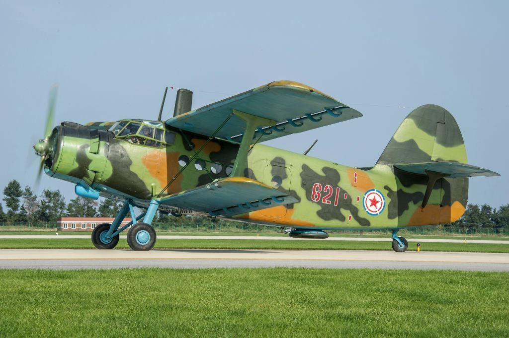 Về máy bay An-2, đây là dòng máy bay vận tải cánh quạt được thiết kế bởi thiết kế sư Liên Xô Oleg Antonov vào thời điểm sau Chiến Tranh Thế giới thứ 2 với mục đích phục vụ lâm nghiệp ở Liên Xô. Nó bay thử lần đầu tiên vào năm 1947 và được sản xuất vào năm 1948. Nguồn ảnh: Reddit