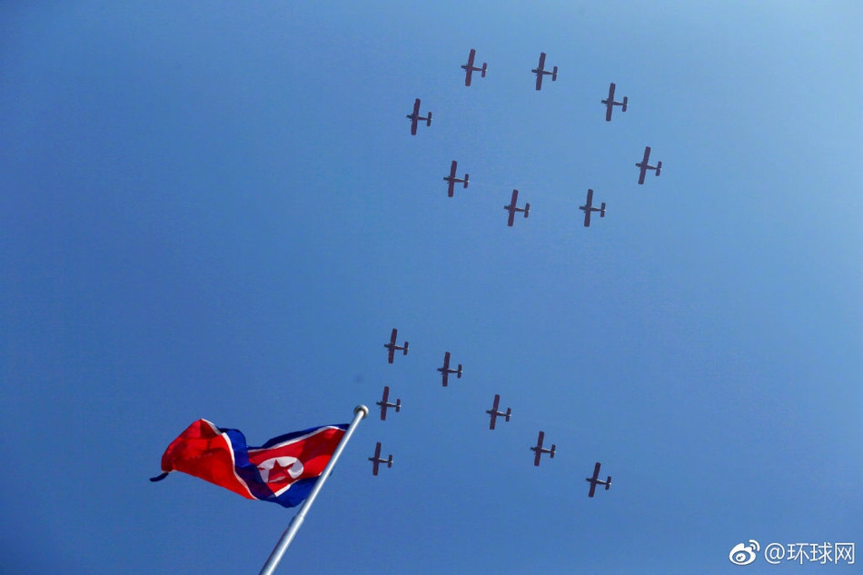 Trong lễ duyệt binh kỷ niệm 70 năm quốc khánh Triều Tiên hôm 9/9 vừa qua, máy bay An-2 cũng xuất hiện với một phi đội, bay xếp thành số “70” nhằm chào mừng kỷ niệm 70 năm thành lập nước. Điều này cho thấy Triều Tiên vẫn còn trọng dụng dòng máy bay vận tải này. Nguồn ảnh: KCNA.