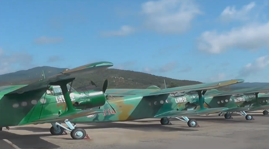 Theo Truyền hình nhà nước Triều Tiên KCTV, hôm 4/9 vừa qua lực lượng Phòng không – Không quân Triều Tiên vừa được đại diện giới thanh-thiếu niên, phụ nữ và nông dân Triều Tiên trao tặng ba máy bay vận tải quân sự An-2 “mới” nhân dịp kỷ niệm 70 năm Quốc Khánh Triều Tiên ngày 9/9. Nguồn ảnh: KCTV.