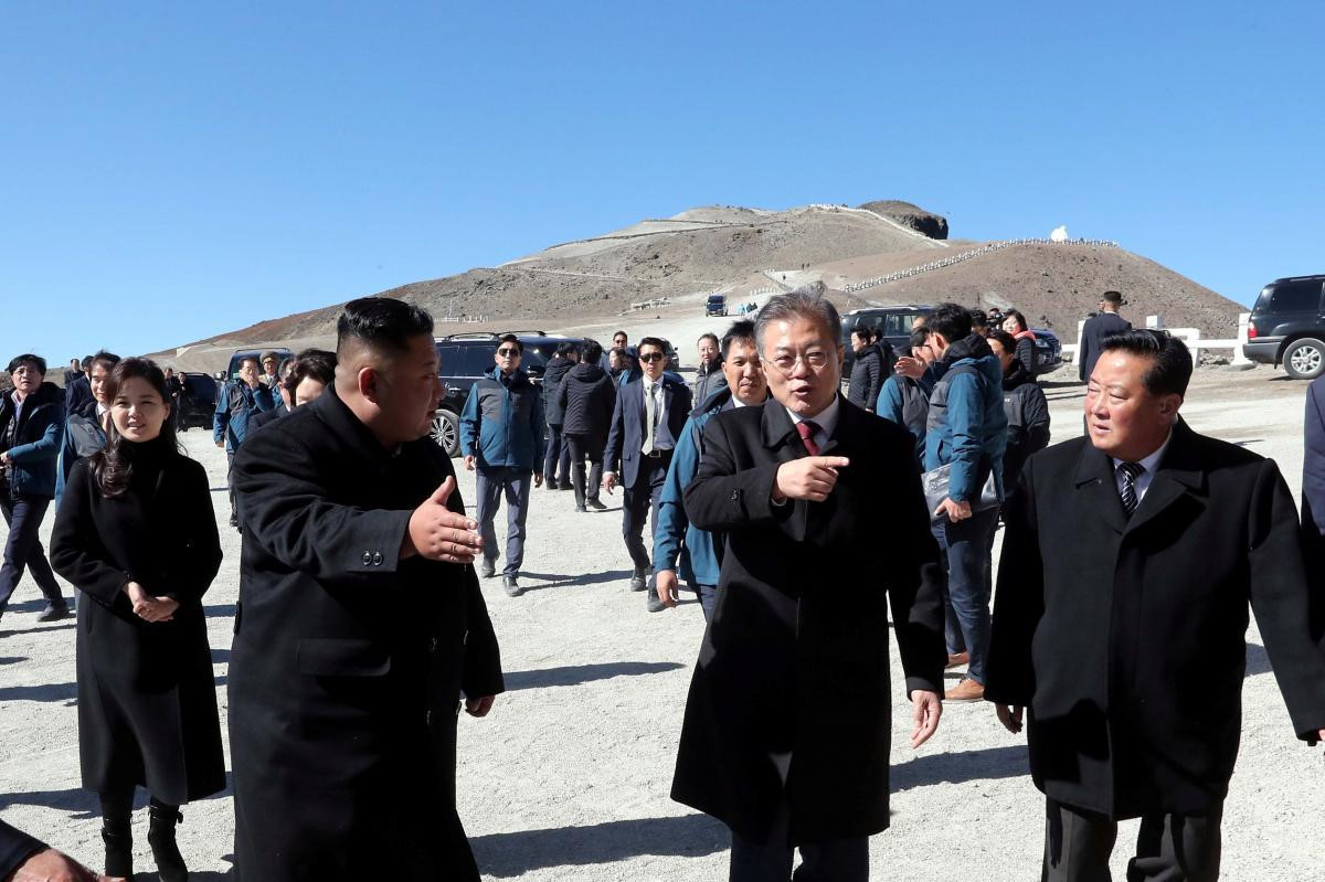 Nhà lãnh đạo Kim Jong Un từng đến núi Paekdu nhiều lần nhân các sự kiện quan trọng. Tháng 12/2017, ông đến đây sau khi tuyên bố Triều Tiên đã hoàn thành mục tiêu trở thành quốc gia hạt nhân, theo truyền thông nhà nước. Ảnh: Reuters.