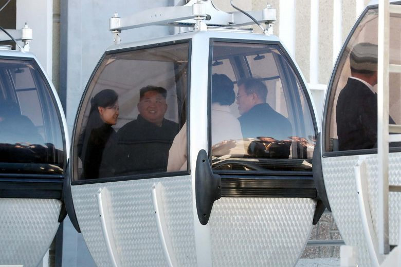 "Nhiều người ở miền Nam muốn đến núi Paekdu từ phía Trung Quốc, nhưng tôi quyết định không đi bằng đường đó, tự hứa với lòng sẽ đặt chân lên mảnh đất của chúng ta", ông Moon nói với ông Kim sau khi lên đến đỉnh núi. "Thời gian trôi nhanh quá và tôi từng nghĩ có lẽ không thể hoàn thành tâm nguyện này, nhưng hôm nay tôi đã làm được rồi". Ảnh: Reuters.