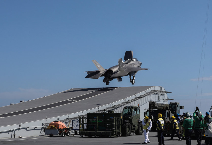 F-35B được thiết kế với khả năng cất hạ cánh thẳng đứng như trực thăng, hoặc chạy đà với đường băng rất ngắn. Tiêm kích F-35B trong biên chế Thủy quân lục chiến Mỹ vừa thực hiện nhiệm vụ chiến đấu đầu tiên tại Afghanistan.