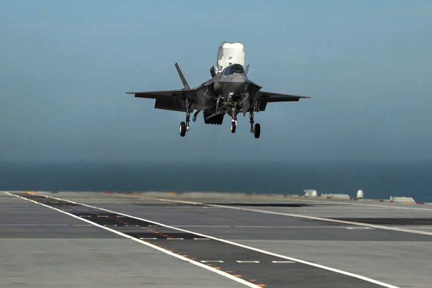 F-35B hạ cánh thẳng đứng trên boong tàu sân bay HMS Queen Elizabeth. Andrew Betton, chỉ huy nhóm tác chiến tàu sân bay Anh nói: "Đợt hạ cánh đầu tiên của F-35B trên tàu sân bay là một bước tiến to lớn trong việc tái lập khả năng tấn công của hàng không mẫu hạm Anh".