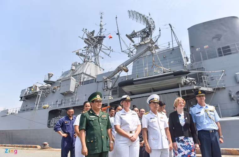 Tham gia lễ đón tiếp, Thượng Tá - Nguyễn Ngọc Anh, Phó lữ đoàn trưởng Lữ đoàn 125 Hải quân (ngoài cùng bên phải), bày tỏ sự vui mừng khi chào đón Trung tá Hunn và thủy thủ đoàn tàu Te Mana. Được biết, Trung tá Hunn là nữ thuyền trưởng tàu chiến đầu tiên của Hải quân Hoàng gia New Zealand. Hình ảnh Trung tá Hunn (hàng đầu, thứ hai từ trái) trong dẫn đầu đoàn Hải quân New Zealand trong chuyến thăm Việt Nam lần này. Nguồn ảnh: Zing.