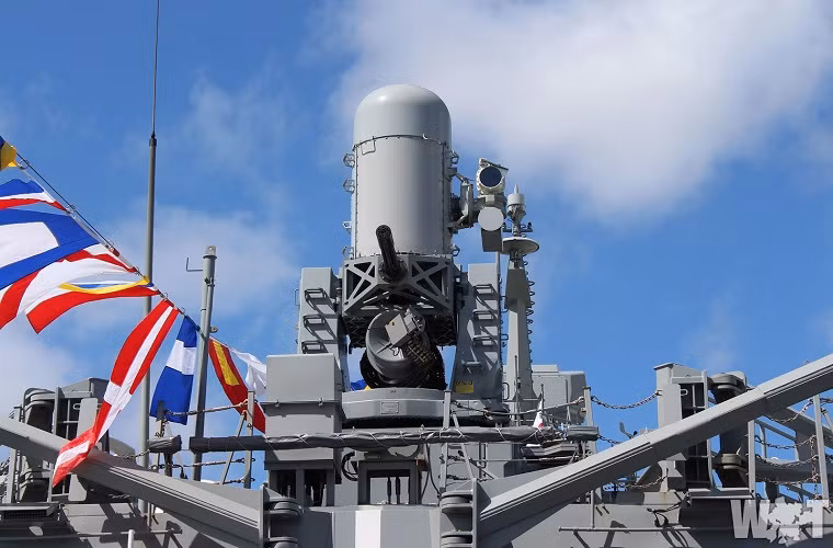 Tổ hợp pháo cao tốc đánh chặn tầm gần CIWS Phalanx, thứ vũ khí được trang bị khá phổ biến trên các tàu chiến Mỹ. Nhìn chung, hệ thống vũ khí trên lớp Anzac đa phần có thiên hướng về phòng vệ và hỗ trợ tác chiến trong hạm đội hơn là tấn công. Nguồn ảnh: Wikimedia.