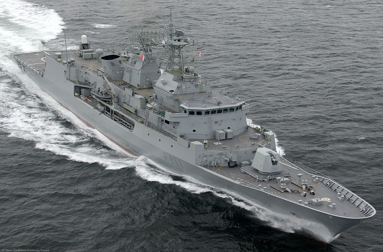 Nguyên nhân của điều này một phần vì bởi quyết định mua tàu khu trục Anzac từng bị dư luận New Zealand chỉ trích dữ dội. Theo đó, lý do được đưa ra là Hải quân New Zealand lâu nay chủ yếu có nhiệm vụ bảo vệ nguồn thủy sản, vùng đặc quyền kinh tế biển (EEZ) nên không cần thiết phải mua tàu hộ vệ cỡ lớn. Chính vì điều này cũng khiến cho cấu hình của Anzac bị cắt giảm đáng kể. Nguồn ảnh: Wikimedia.