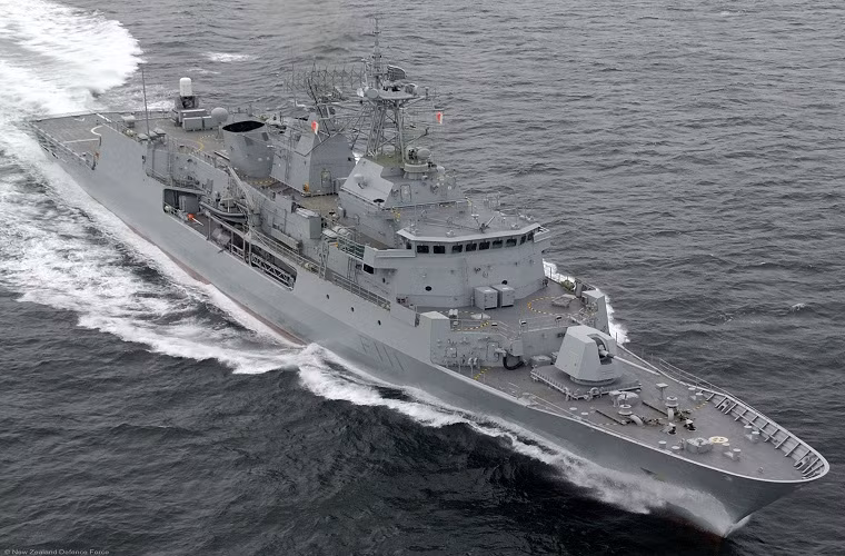 Nguyên nhân của điều này một phần vì bởi quyết định mua tàu khu trục Anzac từng bị dư luận New Zealand chỉ trích dữ dội. Theo đó, lý do được đưa ra là Hải quân New Zealand lâu nay chủ yếu có nhiệm vụ bảo vệ nguồn thủy sản, vùng đặc quyền kinh tế biển (EEZ) nên không cần thiết phải mua tàu hộ vệ cỡ lớn. Chính vì điều này cũng khiến cho cấu hình của Anzac bị cắt giảm đáng kể. Nguồn ảnh: Wikimedia.