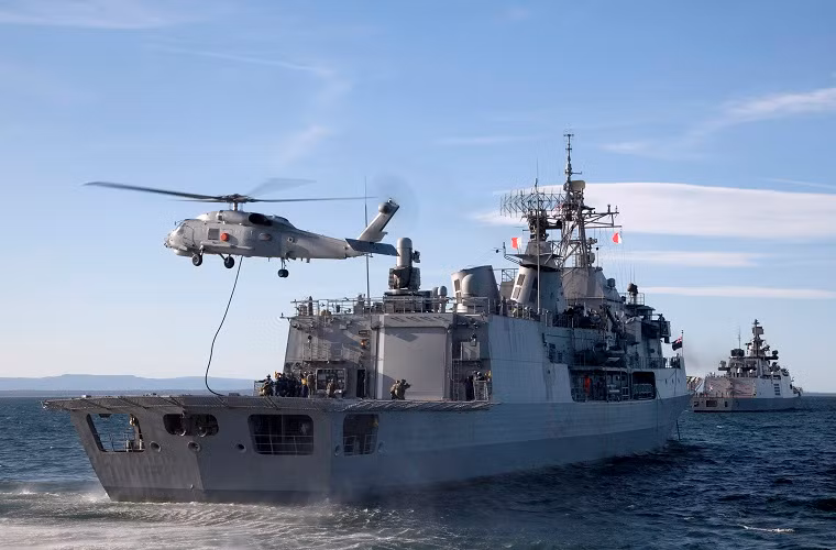 Dù không trang bị tên lửa chống hạm tích hợp trên tàu, lớp Anzac lại có thể mang theo trực thăng đa nhiệm SH-2G Super Seasprite triển khai tên lửa chống hạm tầm ngắn AGM-119 với tầm phóng 30-50km. Điều đó đồng nghĩa, nếu SH-2G bị bắn hạ thì coi như Te Kaha mất luôn vũ khí chống tàu mặt nước và chỉ có thể phòng thủ, không thể tấn công. Nguồn ảnh: Wikimedia.