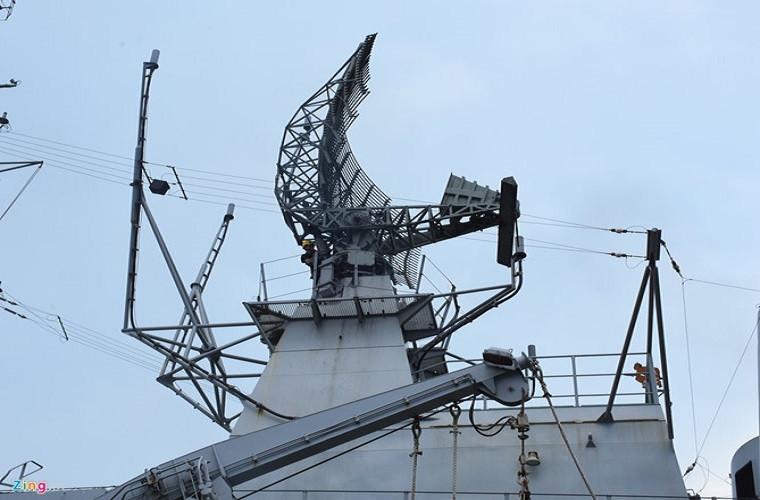 Các tàu khu trục Anzac được tích hợp đầy đủ các hệ thống radar đối không - đối hải, radar đạo hàng, hệ thống tác chiến điện tử và kể cả sonar thủy âm truy tìm tàu ngầm. Trong ảnh, cận cảnh anten đài radar cảnh giới đường không AN/SPS-49(V)8 ANZ do Mỹ chế tạo. Đây là phiên bản nâng cấp của hệ thống radar AN/SPS-49 với việc tích hợp hệ thống chiến đấu CelsiusTech 9LV-453. Tầm hoạt động của đài lên tới 500km. Nguồn ảnh: Zing.