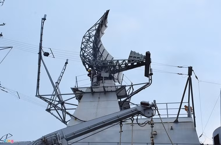 Các tàu khu trục Anzac được tích hợp đầy đủ các hệ thống radar đối không - đối hải, radar đạo hàng, hệ thống tác chiến điện tử và kể cả sonar thủy âm truy tìm tàu ngầm. Trong ảnh, cận cảnh anten đài radar cảnh giới đường không AN/SPS-49(V)8 ANZ do Mỹ chế tạo. Đây là phiên bản nâng cấp của hệ thống radar AN/SPS-49 với việc tích hợp hệ thống chiến đấu CelsiusTech 9LV-453. Tầm hoạt động của đài lên tới 500km. Nguồn ảnh: Zing.