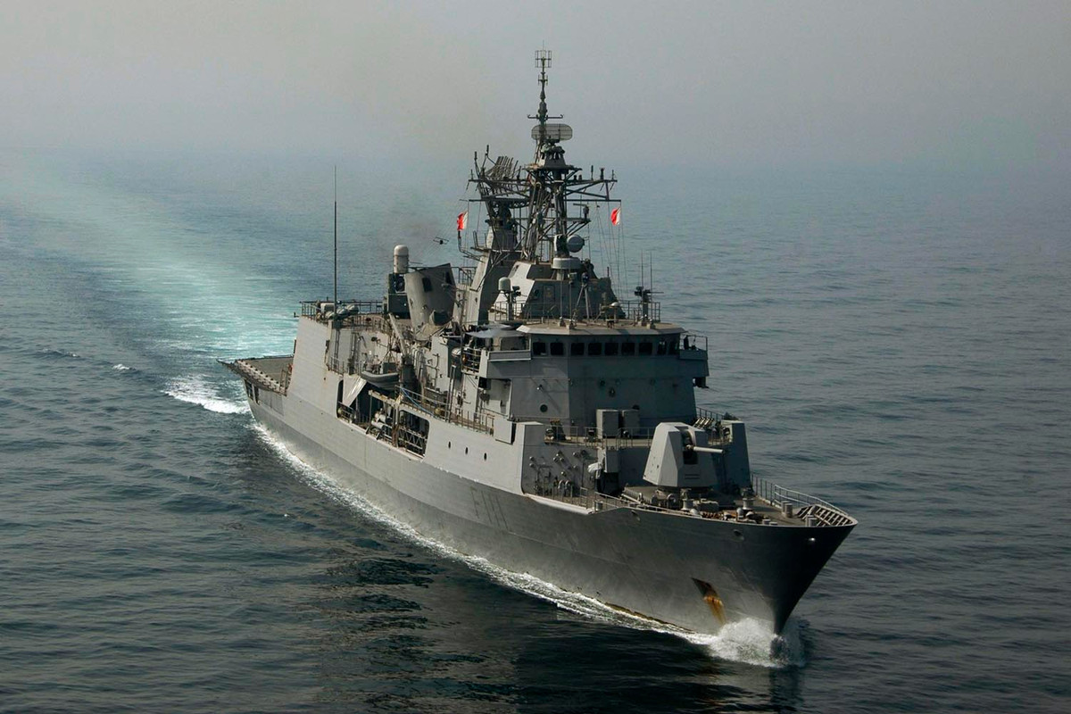 Chiến hạm 3.600 tấn này có thể di chuyển với tốc độ tối đa 27 hải lý/h, dự trữ hành trình 11.000km, nhờ vào việc được trang bị hệ thống động lực kết hợp tuabin khí LM2500 và diesel MTU cung cấp tổng công suất gần 40.000 mã lực. Nguồn ảnh: Wikimedia.