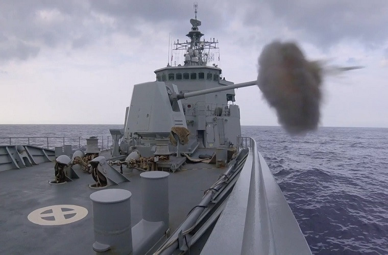 Điều khá bất ngờ trên các tàu khu trục Anzac của New Zealand kể cả HMNZS Te Mana là chúng đều sử dụng các công nghệ hàng hải quân sự do Mỹ phát triển, bao gồm cả hệ thống vũ khí đi kèm mặc dù lớp tàu này do công ty AMECON phát triển dành riêng cho Hải quân Australia. Trong ảnh là pháo hạm 127mm Mk 45 Mod 2 trên HMNZS Te Mana. Nguồn ảnh: Wikimedia.