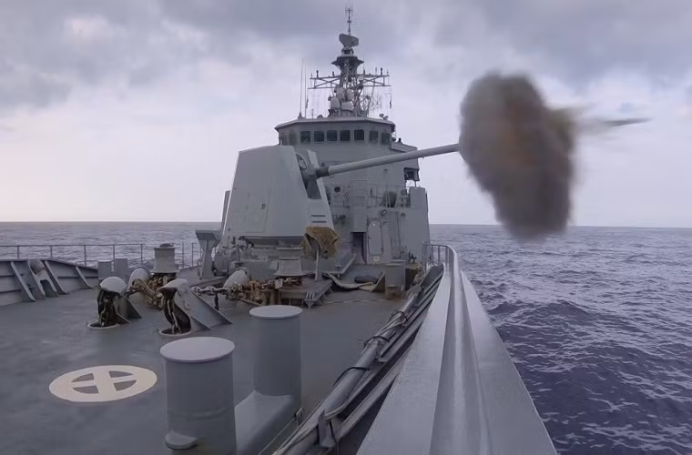 Điều khá bất ngờ trên các tàu khu trục Anzac của New Zealand kể cả HMNZS Te Mana là chúng đều sử dụng các công nghệ hàng hải quân sự do Mỹ phát triển, bao gồm cả hệ thống vũ khí đi kèm mặc dù lớp tàu này do công ty AMECON phát triển dành riêng cho Hải quân Australia. Trong ảnh là pháo hạm 127mm Mk 45 Mod 2 trên HMNZS Te Mana. Nguồn ảnh: Wikimedia.