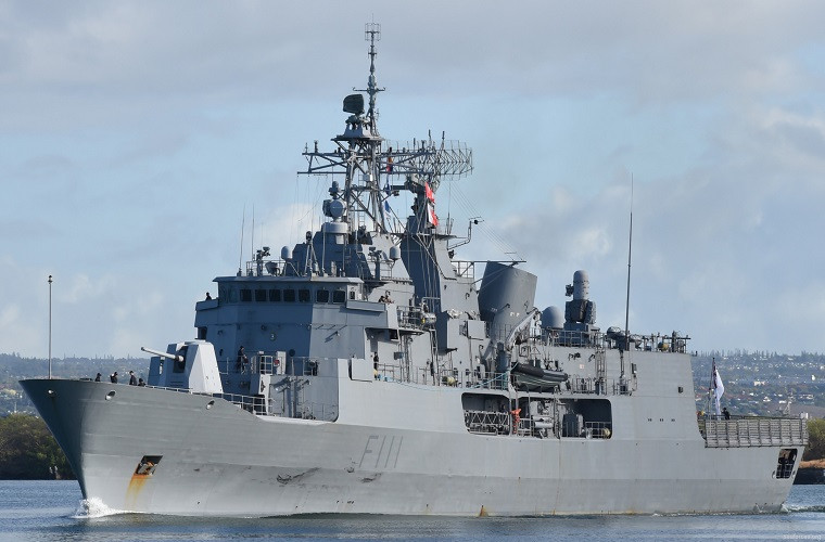 Tàu khu trục HMNZS Te Mana F111 là một trong hai tàu chiến New Zealand thuộc lớp Anzac, có nhiệm vụ chính là giữ gìn an ninh vùng biển New Zealand thông qua các hoạt động tuần tra hàng hải, giám sát và bảo vệ các chuyến tàu công thương. Nguồn ảnh: Wikimedia.