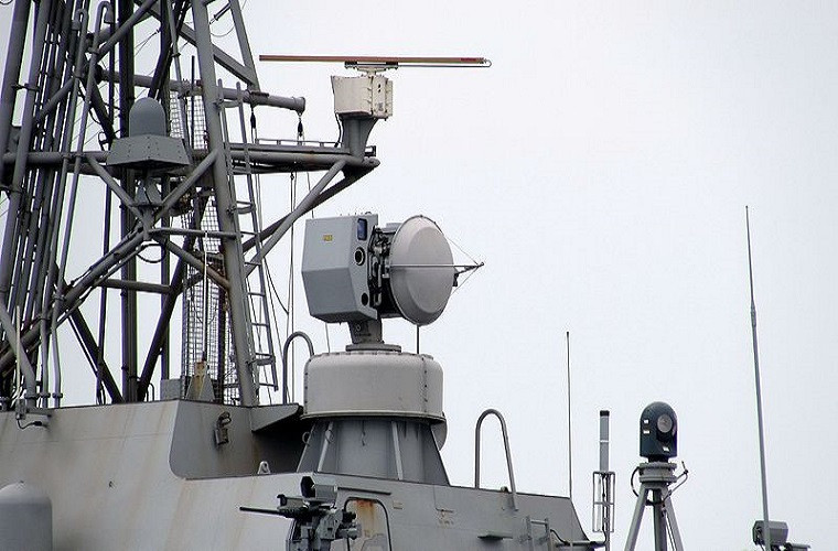Cận cảnh hệ thống điều khiển hỏa lực 9LV 453 trên lớp khu trục Anzac. Nguồn ảnh: Wikipedia