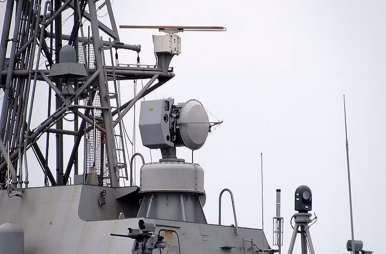 Cận cảnh hệ thống điều khiển hỏa lực 9LV 453 trên lớp khu trục Anzac. Nguồn ảnh: Wikipedia