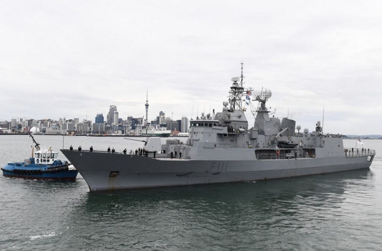 Tàu khu trục HMNZS Te Mana có lượng giãn nước toàn tải lên tới 3.600 tấn, dài 118m, rộng 15m, mớn nước 4m, thủy thủ đoàn 177 người (gồm 25 sĩ quan và 152 thủy thủ). Ảnh: Cận cảnh tàu HMNZS Te Kaha đang ở thăm Việt Nam. Nguồn ảnh: Wikimedia.