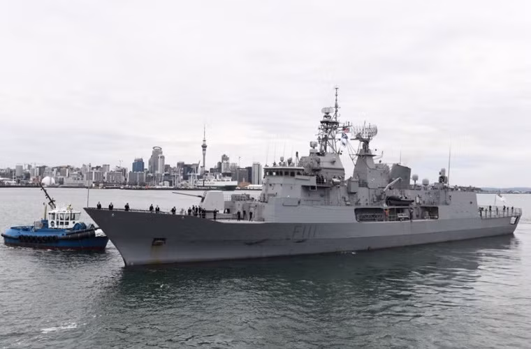 Tàu khu trục HMNZS Te Mana có lượng giãn nước toàn tải lên tới 3.600 tấn, dài 118m, rộng 15m, mớn nước 4m, thủy thủ đoàn 177 người (gồm 25 sĩ quan và 152 thủy thủ). Ảnh: Cận cảnh tàu HMNZS Te Kaha đang ở thăm Việt Nam. Nguồn ảnh: Wikimedia.