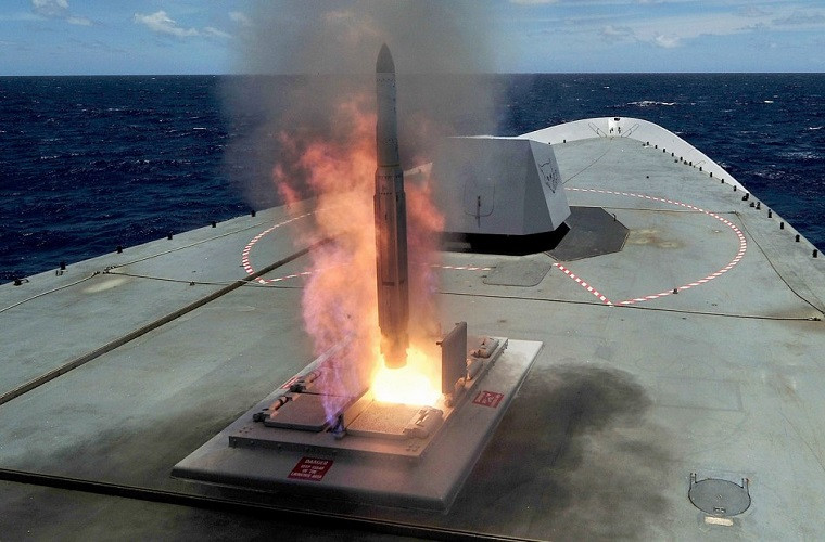 Lớp Anzac được trang bị tên lửa phòng không trên hạm RIM-162 ESSM được thiết kế tối ưu đánh chặn các loại tên lửa chống hạm siêu âm, tất nhiên là cả máy bay hay trực thăng nếu cần. Nó có tầm bắn 50km, tốc độ tối đa Mach 4, trang bị đầu tự dẫn radar bán chủ động. Nguồn ảnh: Wikipedia.